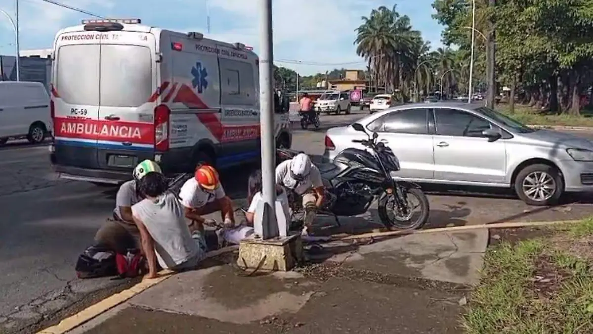 Dos lesionados tras choque entre moto y automóvil cerca del fraccionamiento Las Vegas