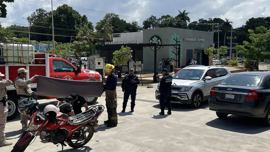Motociclista resulta lesionada tras choque en estacionamiento de Plaza Alaia