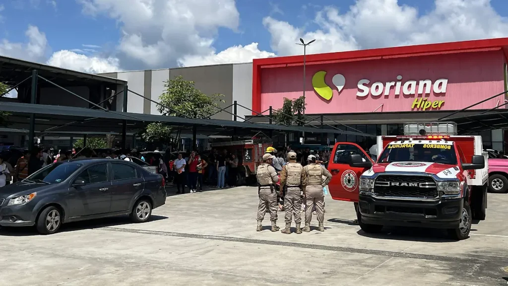 Motociclista resulta lesionada tras choque en estacionamiento de Plaza Alaia
